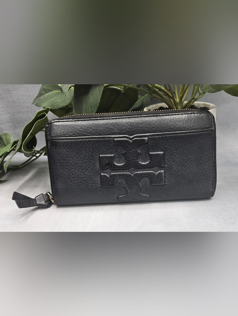 Tory Burch black continental wallet features a prominent embossed logo and leath - Picture 2 of 15